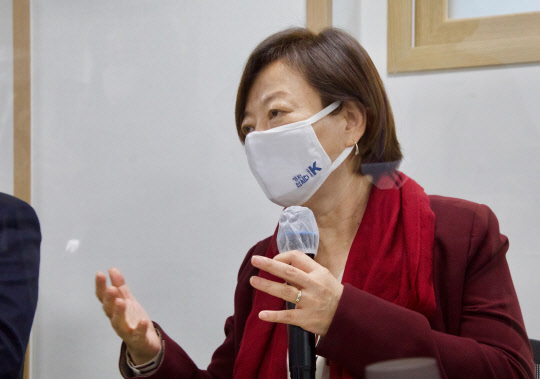 진선미 더불어민주당 미래주거추진단장이 20일 서울 강동구에 위치한 LH 매입 임대주택 서도휴빌에서 열린 LH주거복지사업 현장간담회에서 발언하고 있다.       [진선미 의원실 제공]